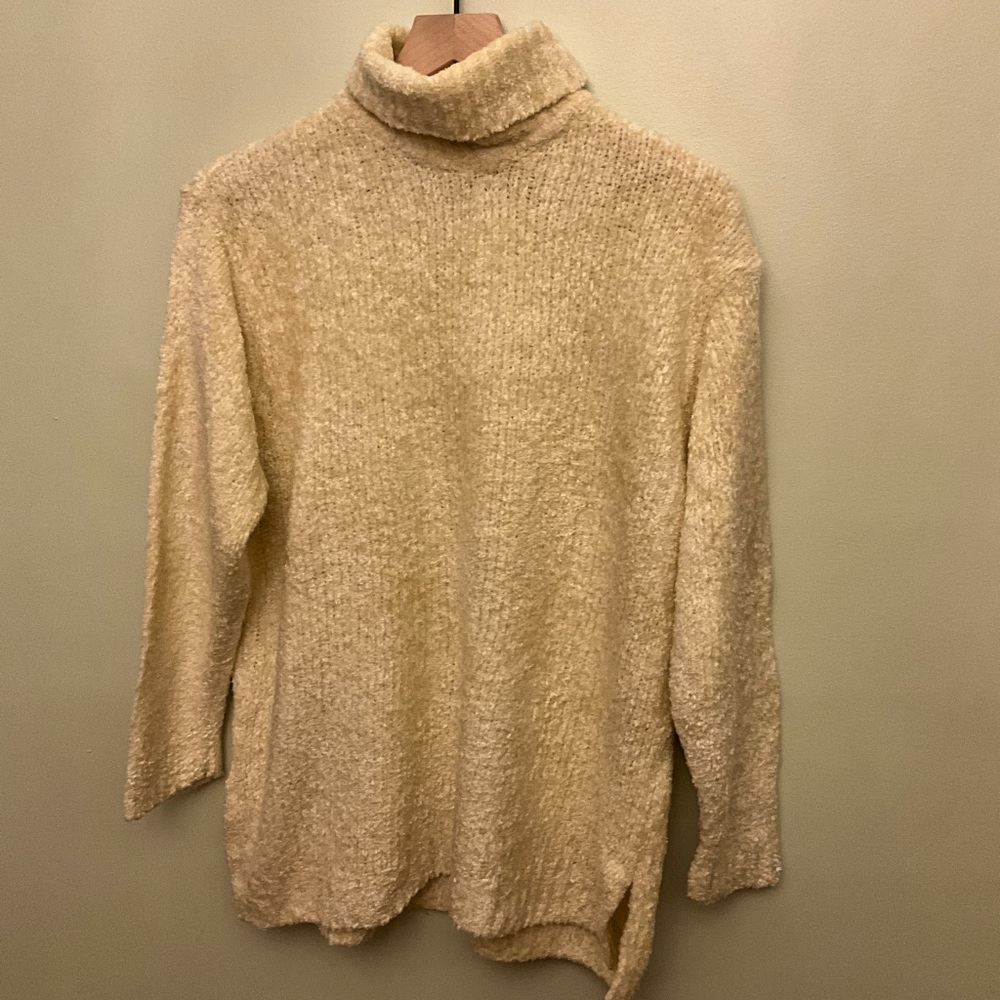 Carolyn Taylor turtleneck women sweater size XL, color shade of yellow.